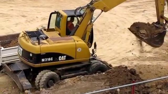 Caterpillar M316C+Tatra 815 S3 смотреть онлайн