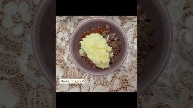 Фарш для Мантов •Фаршированное мясо •Соль •Красный острый перец •Чёрный Перец •Лук