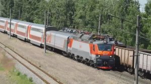 Встреча ЭП20-031 с двухэтажным поездом и ВЛ80с с грузовым составом на оп. Боровская (ЮВЖД).mp4