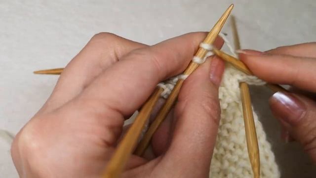 Объемные вертикальные дорожки из лицевых петель по кругу спицами. 167