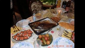 Накрыт стол красиво и вкусна