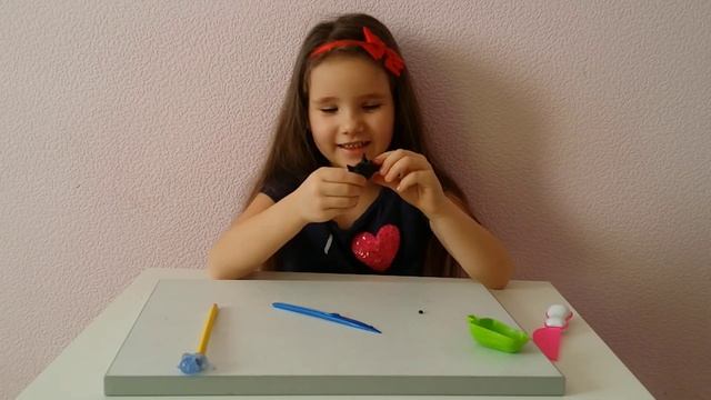 Тая лепит ёжика. Обучающее видео по лепке. смотреть онлайн