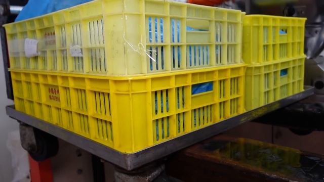 Amazing Taiwanese peeled chili peppers sausage making in food factory / 剝皮辣椒香腸工廠 - Taiwanese food смотреть онлайн