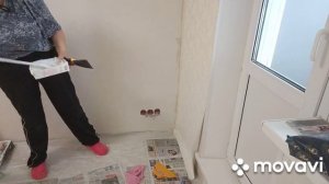 Поклейка обоев слева от балконной двери, подрезка в угол