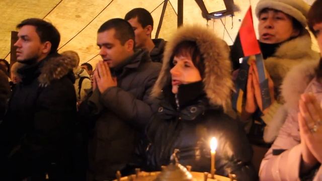 Молитва "Отче наш" на Євромайдані смотреть онлайн