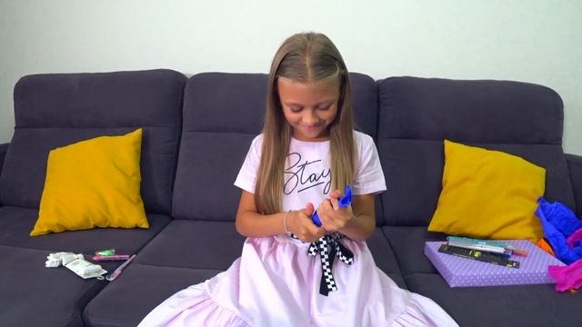 Угадай ПОКУПКИ К ШКОЛЕ в коробке! ЧЕЛЛЕНДЖ смотреть онлайн