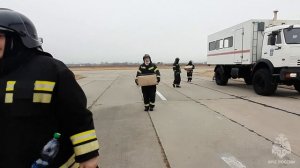 Вертолёт МЧС России со спасателями вылетел в Амурский район для ликвидации возгорания сухой травы