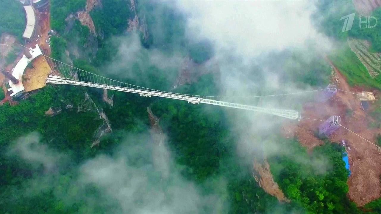Самый длинный стеклянный мост в мире готовят к открытию в Китае