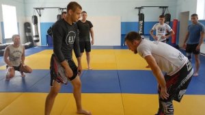 Проход в ноги через обманное действие.Вольная борьба для бойца ММА. Тренировка в нашем клубе.