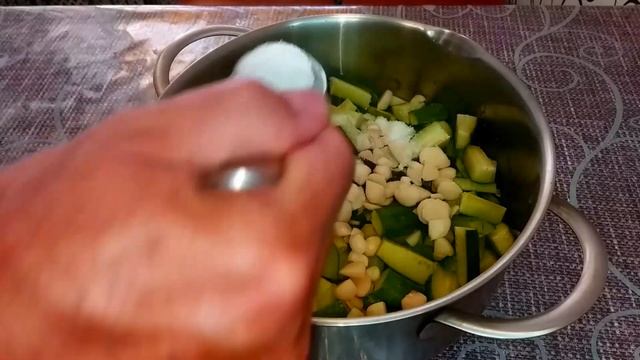 Закусочные огурцы в томатном соусе. смотреть онлайн