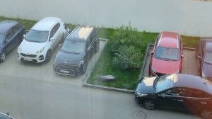 Перекрыл выезд с парковки...
