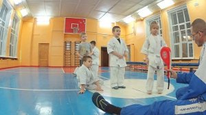 Осваиваем удары ногами в младшей группе от 3-4 лет Кёкусинкай Карате. ЦСП «Тэнгу Про»  Мурманск