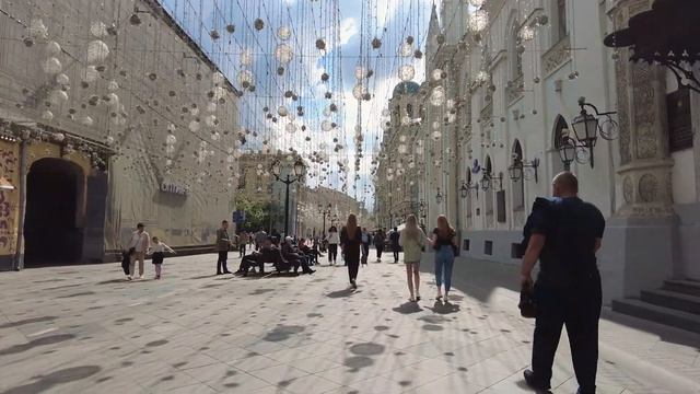 Никольская улица, прогулка по городу Москва. Nikolskaya street, a walk around the city of Moscow.