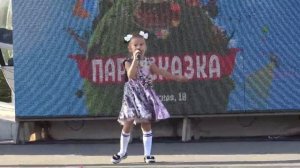 1 сентября в парке "Сказка"! Алиса Смирнова исполняет свою авторскую песню "Хочу учится"