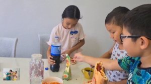 Дети готовят. Как дети готовят хотдог