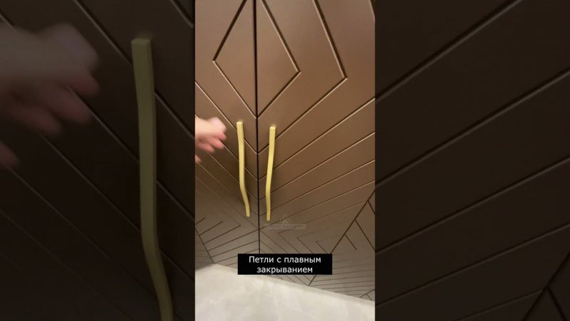 Узкий шкаф в прихожую с геометрической фрезеровкой