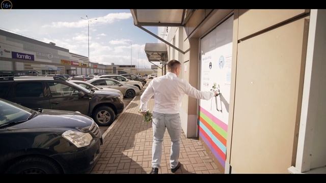 РЕАКЦИЯ ДЕВУШЕК на цветы. Подарил праздник. Подарил розы бабушке