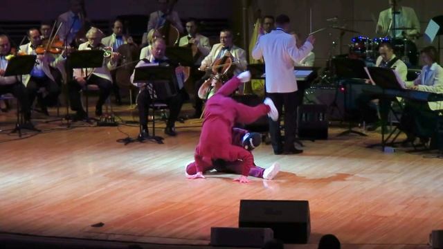 Breakdance under the Presidential Orchestra (под Президентский оркестр КРУТО!!!) смотреть онлайн