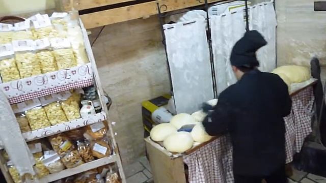 Пекарь за работой !В знаменитой, античной пекарне г.Альтамура Santa Chiara -1432 года смотреть онлайн