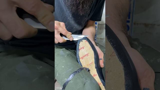 У нас обувное производство ! ! Строго ручная работа #обувь #мужскаяобувь #ручнаяработаназаказ #кеды смотреть онлайн