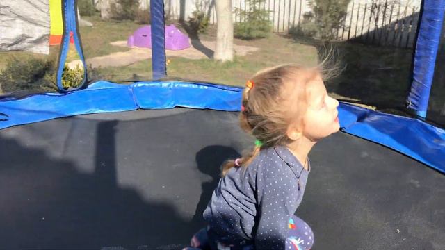 Батут для детей или Лиза прыгает на детском батуте смотреть онлайн