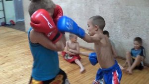 Тайский бокс дети.Спарринг в муай тай против тяжеловеса.