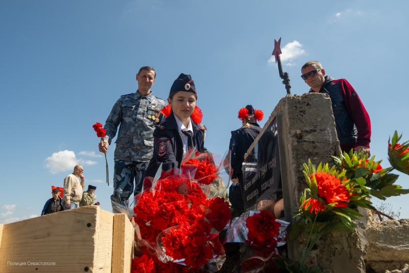 2021_04_28_В Севастополе кадеты ОВД приняли участие в патриотической акции «Вахта Памяти»