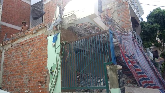 Рабочие в Нячанге. Для того, чтобы построить новое, нужно разрушить старое. смотреть онлайн