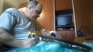 Шейник ремонтирует инвалидную коляску Снимаю обручи с колес ч 1