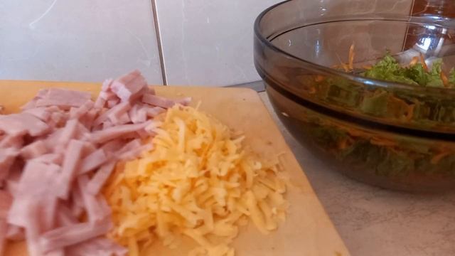 Очень вкусный салат с ветчиной и сыром
