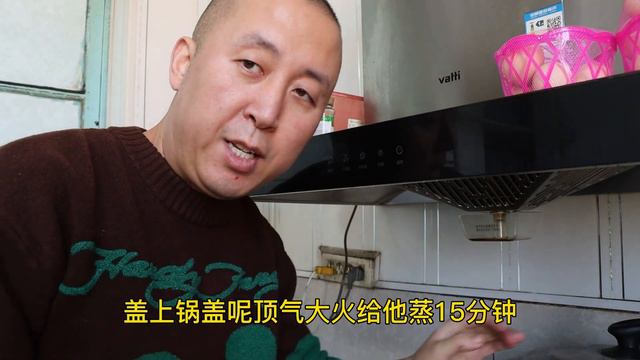 【百味大彭】和老妈联手包上一锅韭菜包子，皮薄馅大嘎嘎香，满满一锅，可劲吃