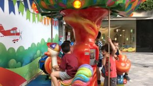 Max с одноклассниками катается на карусели