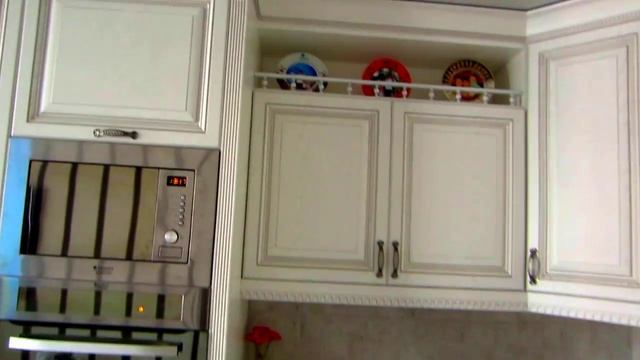 Белая классическая кухня с серебряной патиной смотреть онлайн