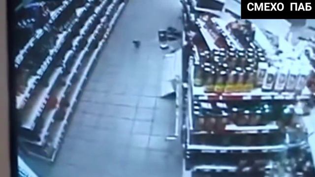 ОБРУШЕНИЕ СТЕЛЛАЖЕЙ !