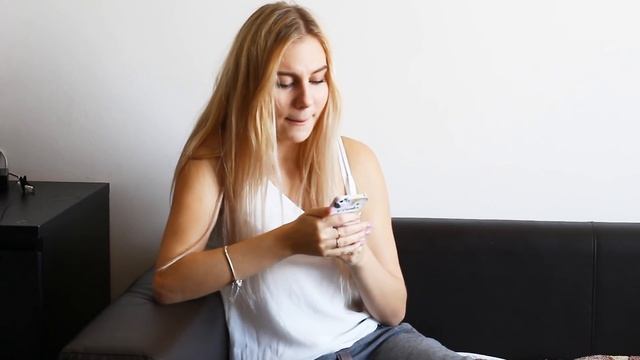 КАК ВЕДУТ СЕБЯ ВЛЮБЛЕННЫЕ ДЕВУШКИ?? смотреть онлайн