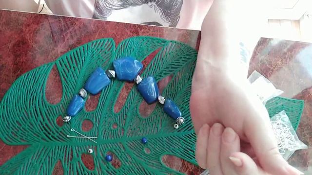 Классическое украшение синего цвета из винтажного пластика. смотреть онлайн