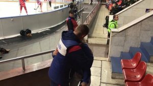 Болельщик хоккейного клуба «Торпедо» сделал предложение своей девушке прямо на хоккейном матче.