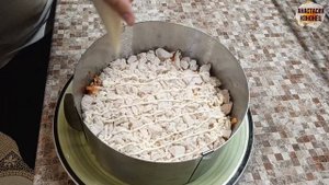 Салат из куриной грудки с черносливом.