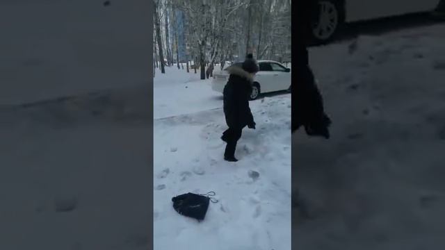 Одноклассник бьёт снег об голову это смехотвора🤣🤣🤣 смотреть онлайн