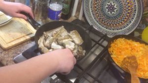 Рыба с луком и морковью в сметанном соусе