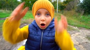 Tisha ride on children's car and stuck in the ground. Тиша застрял в болоте.