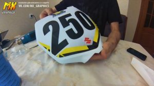 Как клеить наклейки для мотокросса. Передний номер Suzuki RM250
