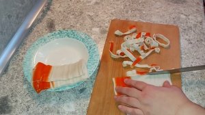 Чипсы из крабовых палочек.
