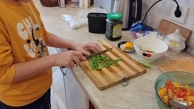 режу зелёный перец для салата смотреть онлайн