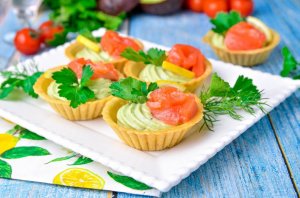 Тарталетки с красной рыбой и творожным сыром.