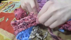 Бытовые навыки аутиста. Чему научили дочку. Учится вязать крючком коврик из тряпок.