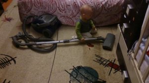 Малыш и пылесос... Чистота...