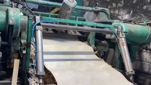 Процесс лущения шпона