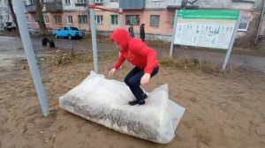 УЧУ ДРУГА ДЕЛАТЬ КУМКВАТ НА ТУРНИКЕ