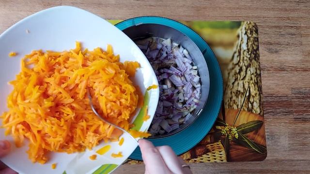 Вкусный слоенный салат со шпротами